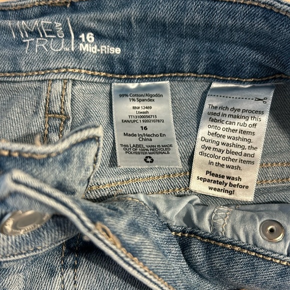 Time and Tru Cropped Boyfriend Mid Rise Jeans 16 - Picture 8 of 14